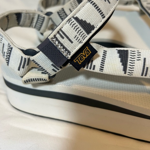 Teva Platform Sandals White Adjustable Straps Size 10 Geometric Gray - Picture 2 of 16